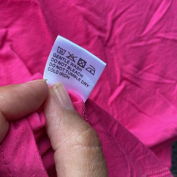 No name brand bright pink long sleeved crop top, low cut front is pilling Sz. M - Picture 7 of 7